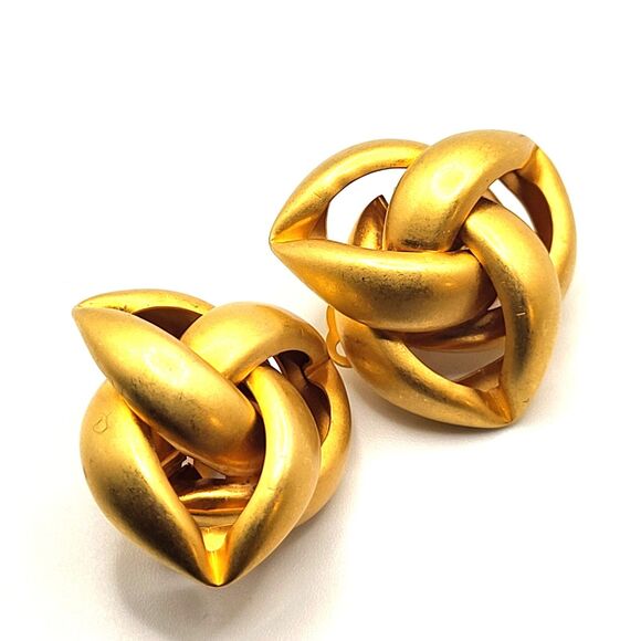 Vintage new love knot clip matte brushed gold earring 1.25in - Picture 2 of 5